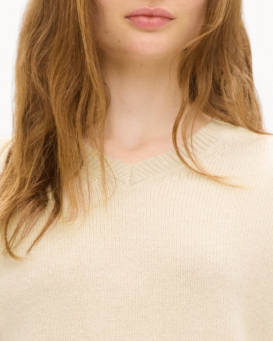 Cropped V-Neck Tee in Cashmere