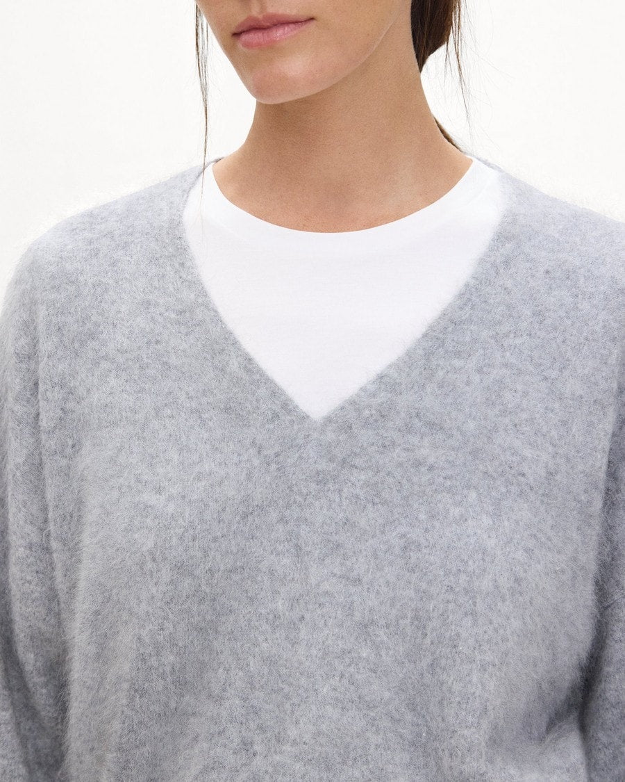 Relaxed V-Neck Sweater in Airy Cashmere