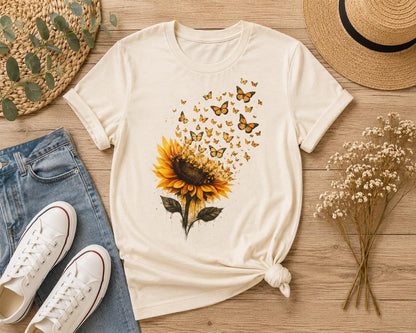 Sunflower butterfly t-shirt in natural color displayed in a flat lay on a wooden background with jeans, white sneakers, straw hat and dried flowers.Sonnenblumen-Schmetterlings-T-Shirt in Naturfarbe als Flatlay auf Holzuntergrund mit Jeans, weißen Sneakers, Strohhut und Trockenblumen.