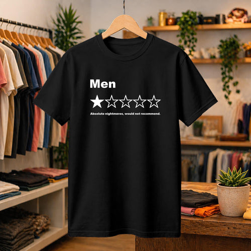 Può includere: Una t-shirt nera a maniche corte con la scritta bianca 'Men' sopra un grafico composto da una stella piena e quattro stelle vuote, seguito dal testo 'Absolute nightmares, would not recommend.' stampato in bianco sul davanti.